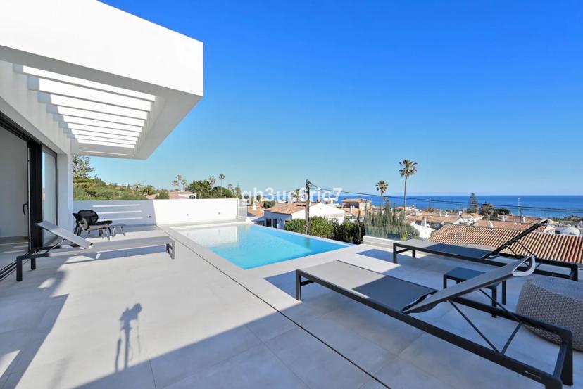 Modern villa with sea views in El Chaparral