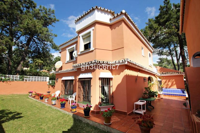 Residential Villa with 6 Bedrooms and Private Garden near the Beach in Marbella