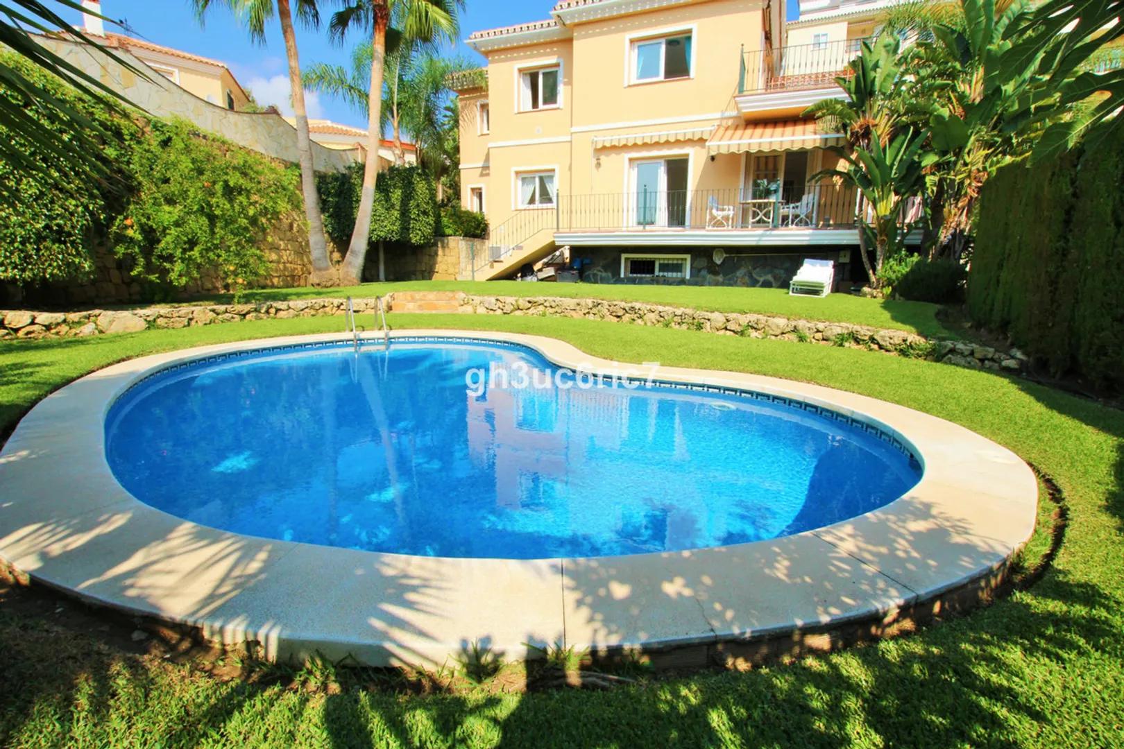 Villa espaciosa con piscina privada en Torrenueva