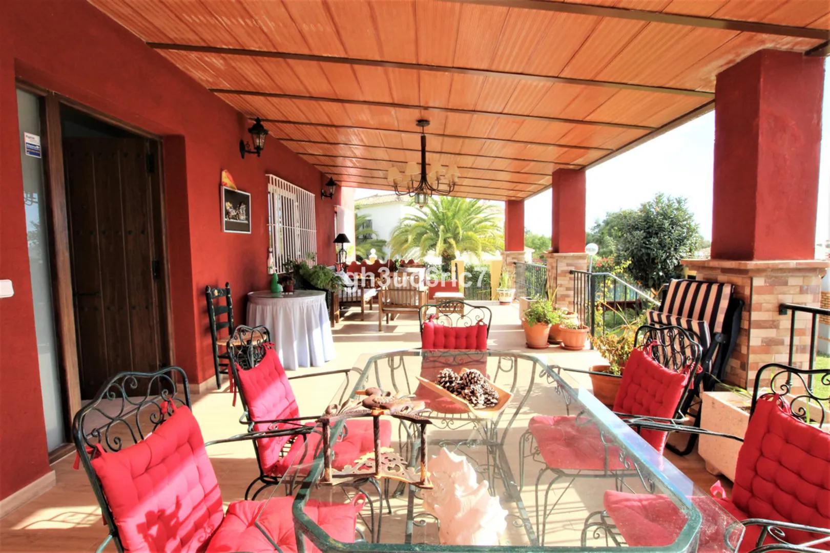 4-bedroom villa in gated community in Calahonda