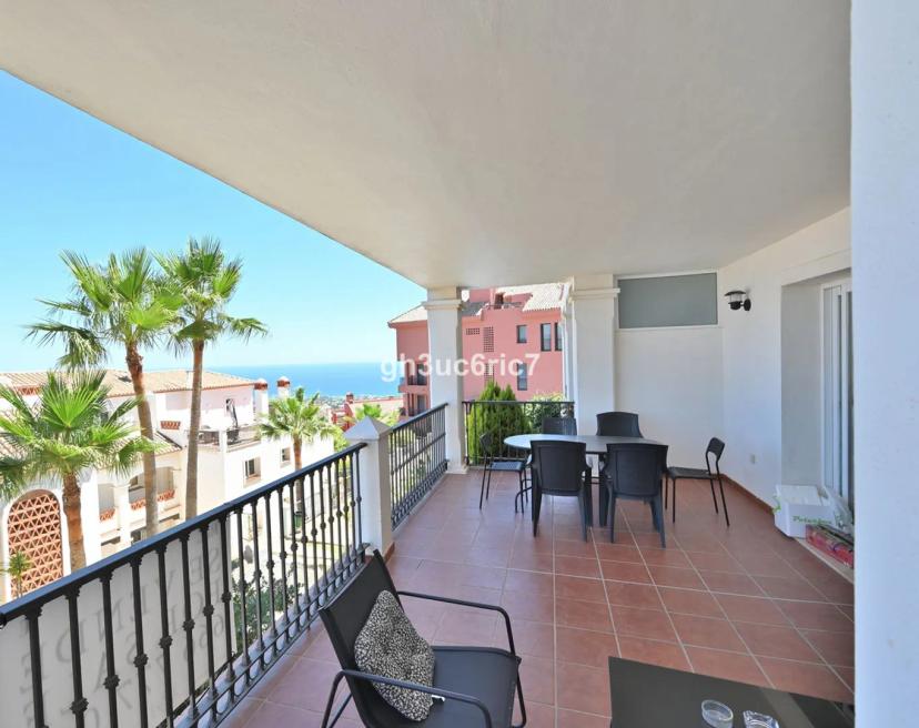 Apartment with sea views in Calahonda II