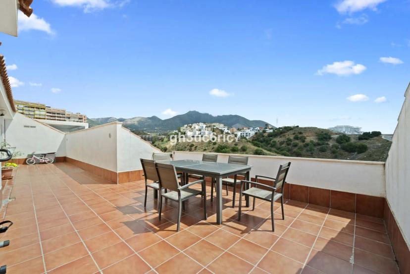 Luxury penthouse with terrace in Los Pacos, Fuengirola