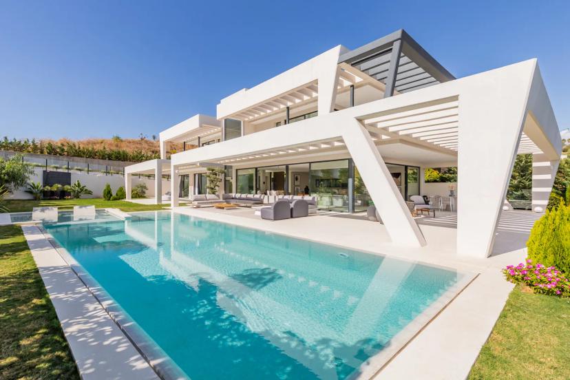 Contemporary house in Nueva Andalucía with pool and garage for 5 cars.