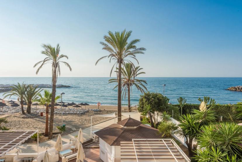Apartment on the beachfront in Guadalpín Banús with 3 bedrooms and sea views