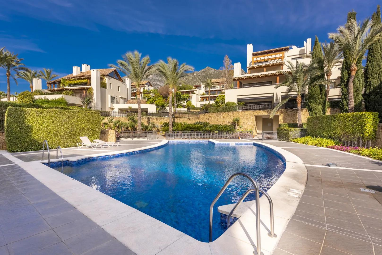 Apartamento de 3 dormitorios en zona cotizada de Marbella con jardín privado y terraza acristalada