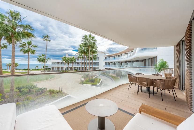 3-bedroom apartment in modern beachfront complex with spa and pools