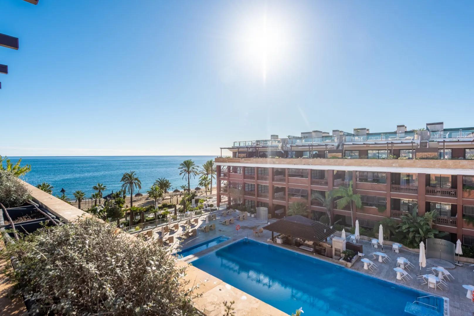 Ático de lujo en hotel de Puerto Banús con vistas al mar y solárium de 100m2