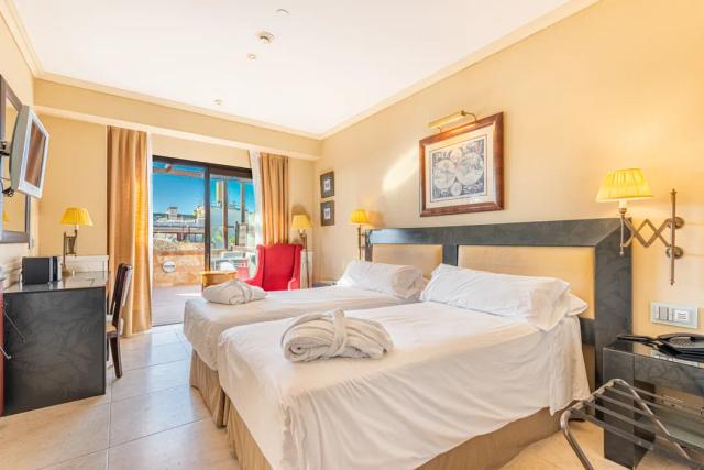 Imagen 3 de Luxury penthouse in Puerto Banús hotel with sea views and 100m2 solarium
