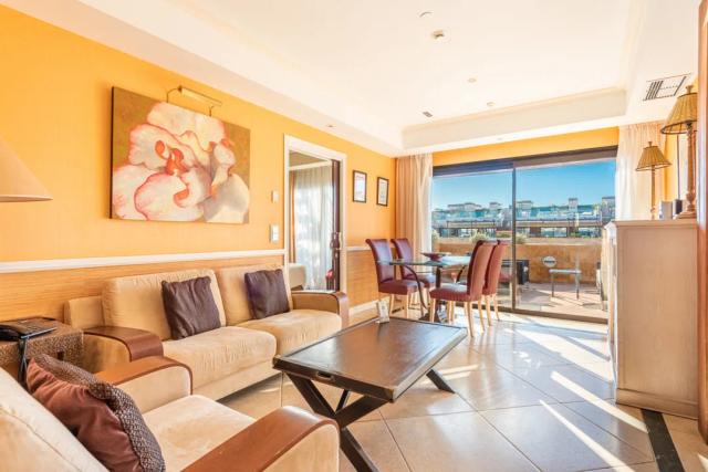 Imagen 2 de Luxury penthouse in Puerto Banús hotel with sea views and 100m2 solarium