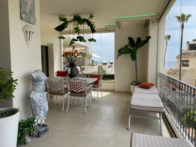 Imagen 3 de Renovated apartment facing the beach with 24-hour security and heated swimming pools