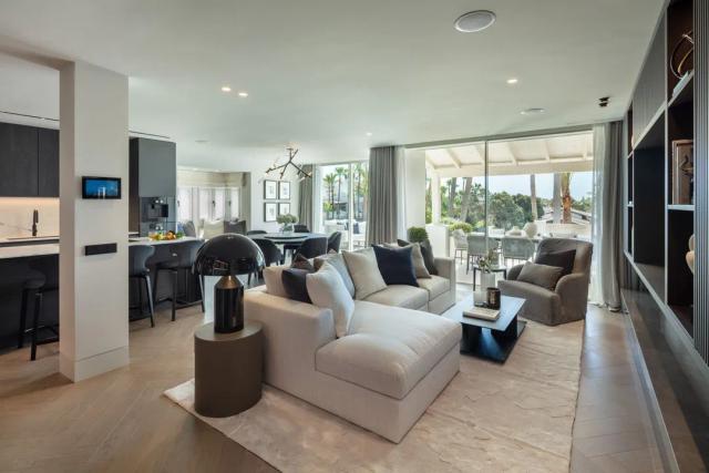 Imagen 2 de Luxury Duplex Penthouse in Puente Romano, Marbella