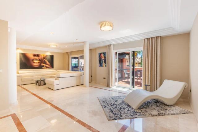 Imagen 2 de Luxury penthouse in Sierra Blanca Lakes with 24-hour security
