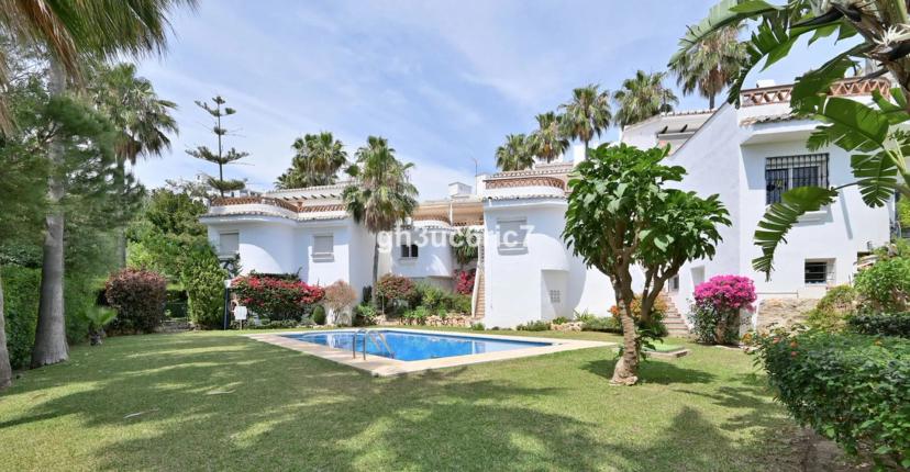 Semi-detached house with garden, pool and sea views in Calahonda