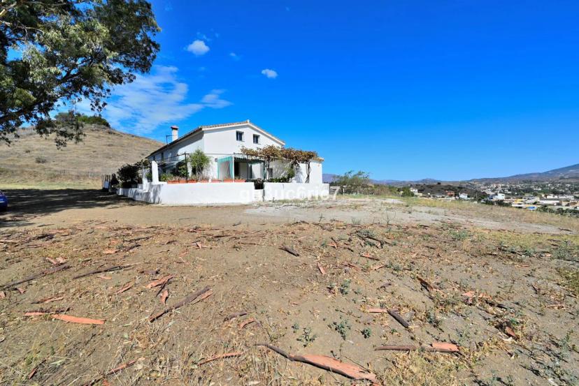 Large estate in Mijas with spectacular views and villa potential.