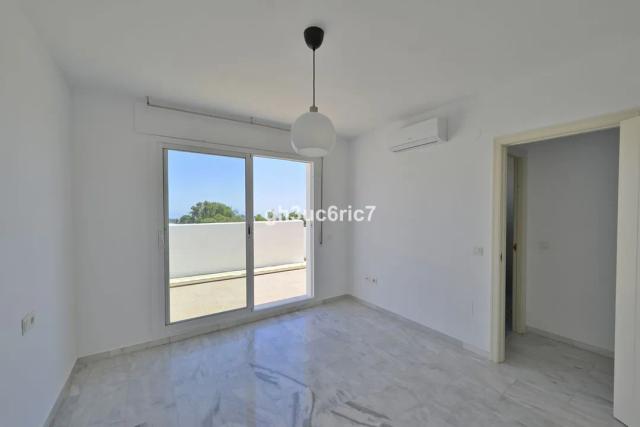 Imagen 4 de 2-bedroom penthouse with sea views and terrace in Calahonda