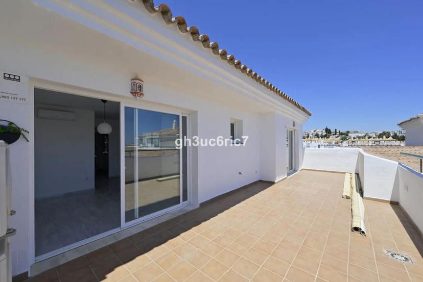 2-bedroom penthouse with sea views and terrace in Calahonda