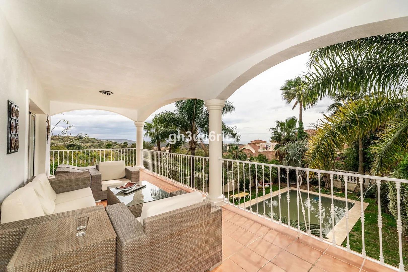Villa renovada con 4 dormitorios en Riviera del Sol