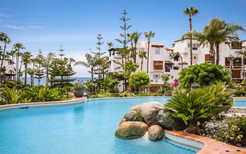 Exclusive luxury apartment with sea views and communal pool on the Costa del Sol