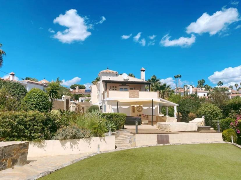 Independent villa with 4 bedrooms and sea views in Puerto Romano, Estepona