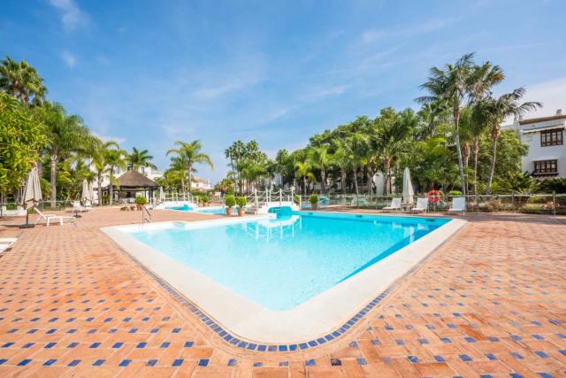 Imagen 5 de Duplex apartment in Puente Romano Resort with sea views and private pool