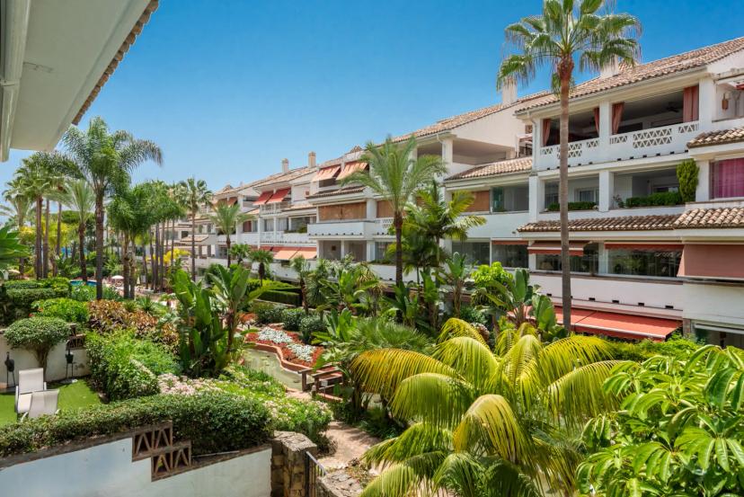 Apartment in Las Cañas Beach with glass-enclosed terrace and beach access
