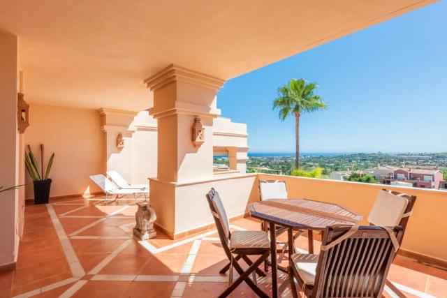 Imagen 4 de Luxury apartment with sea views in Valle del Golf, Nueva Andalucía