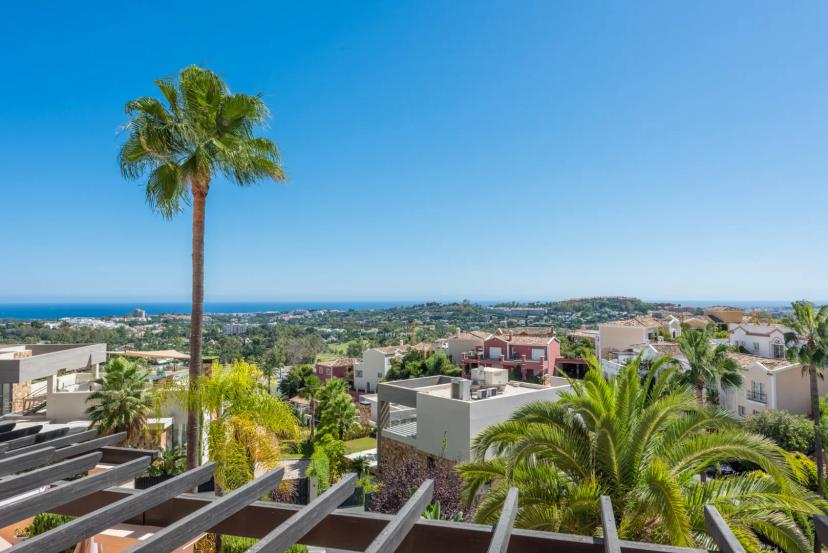 Luxury apartment with sea views in Valle del Golf, Nueva Andalucía