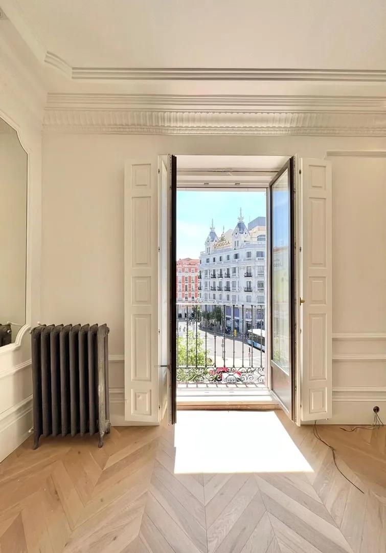Luxurious apartment in Chueca with high-quality renovation and spacious rooms