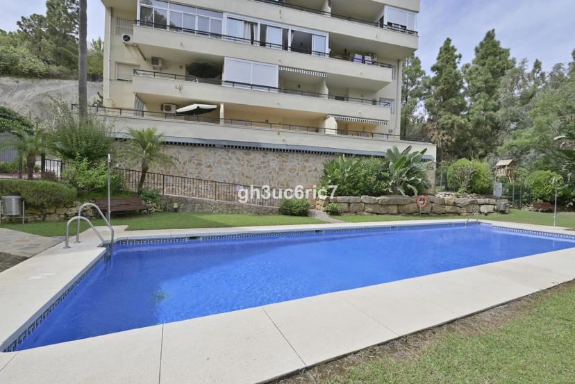 Apartment in Calahonda, close to amenities, with 2 bedrooms, parking and swimming pool