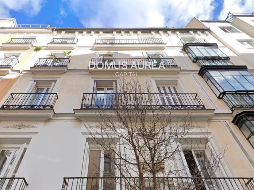Renovated apartment with balconies and lookout near Serrano and Puerta de Alcalá.
