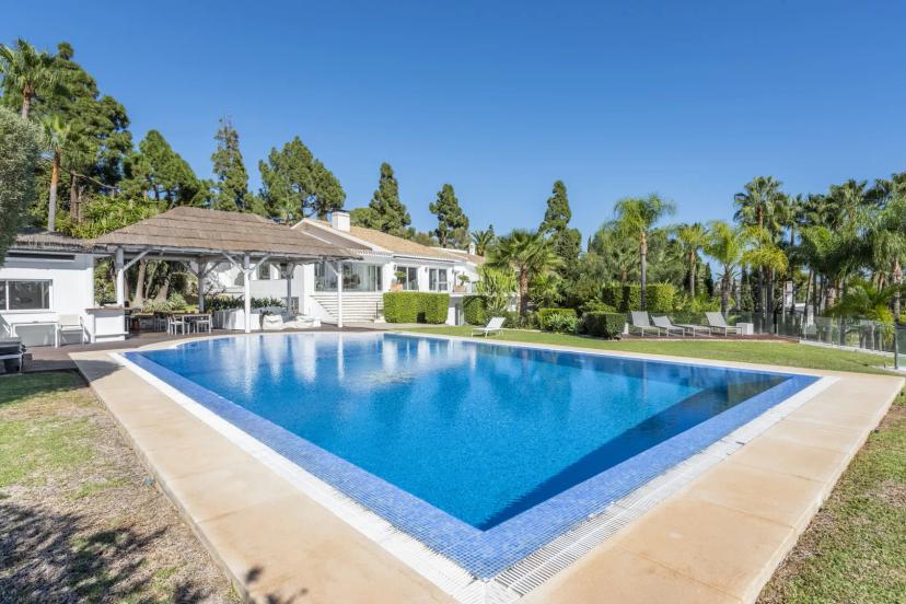 Villa de Lujo con Piscina, Jardines Tropicales y Vistas al Mar en Marbella Este