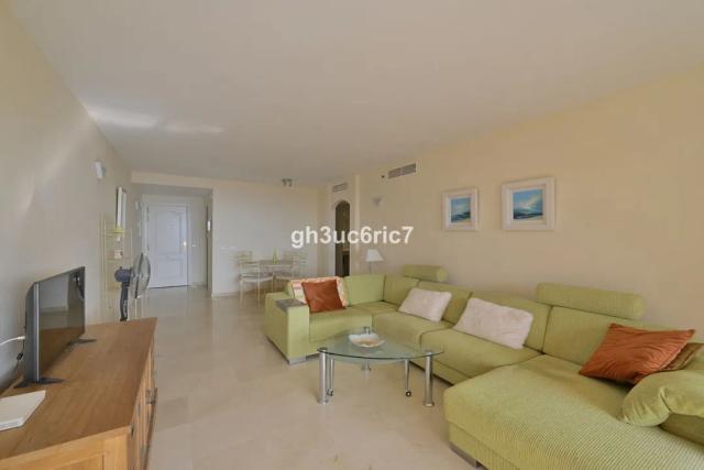 Imagen 2 de Apartamento en planta baja con vistas panorámicas al mar en Calahonda