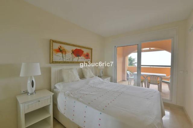 Imagen 5 de Apartamento en planta baja con vistas panorámicas al mar en Calahonda