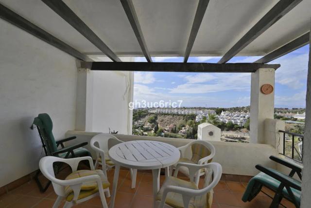 Imagen 2 de Apartamento de esquina con vistas al mar en Calahonda
