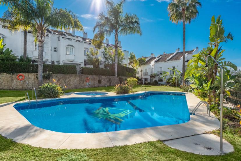 Casa adosada cerca de playa y hotel de lujo con piscina y vistas al jardín